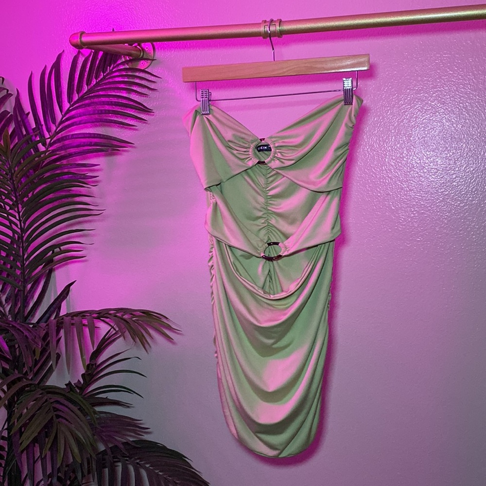 NWOT - SHEIN - GREEN DRESS - CINCHED SIDES - O RING DETAIL SLITS - Picture 6 of 6